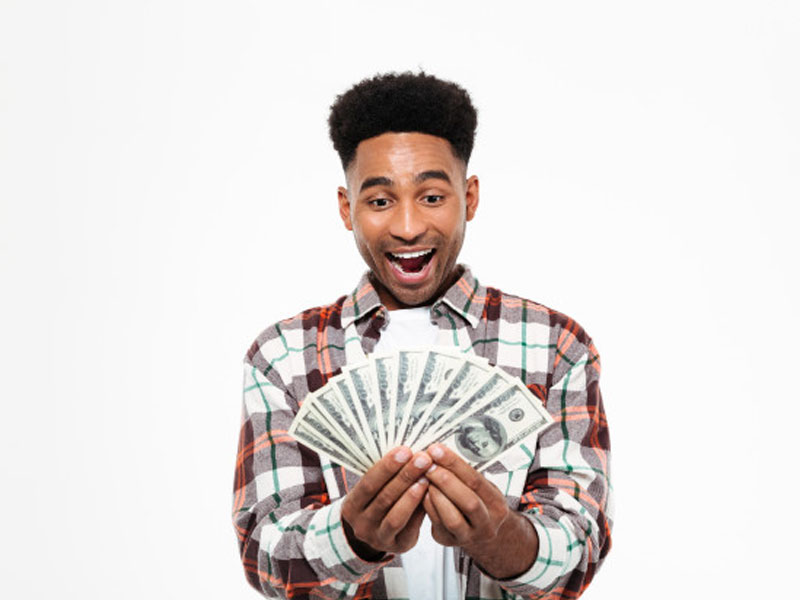 Cheerful happy African man with money in hands – lotto winner – Free Photo