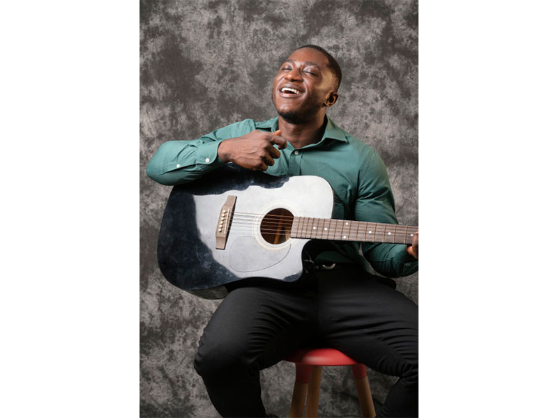 African black man playing music on guitar – Free Photo