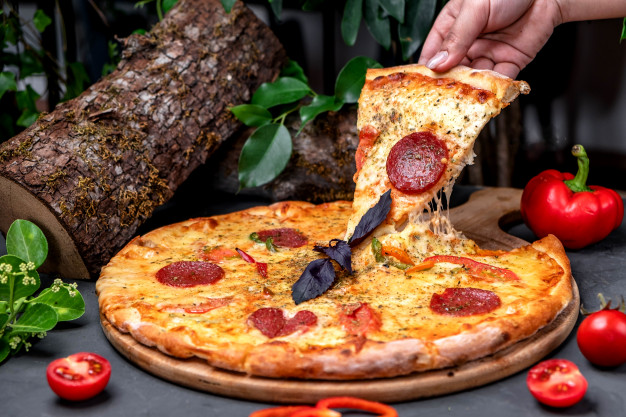 Pizza pepperoni on the table Free Photo