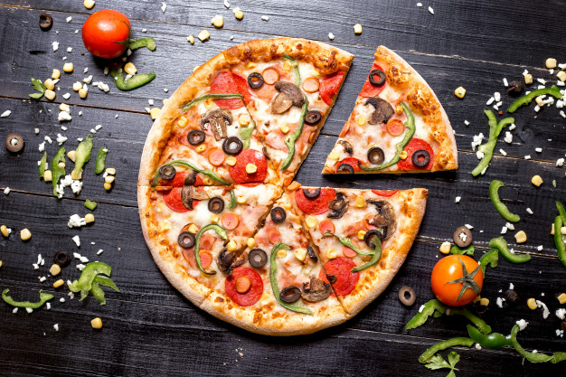 Top view of pepperoni pizza sliced into six slices Free Photo