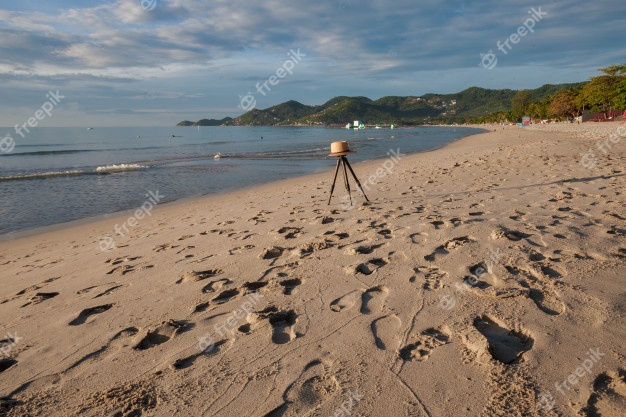 Beach on tropical island. clear blue water, sand, clouds. Free Photo