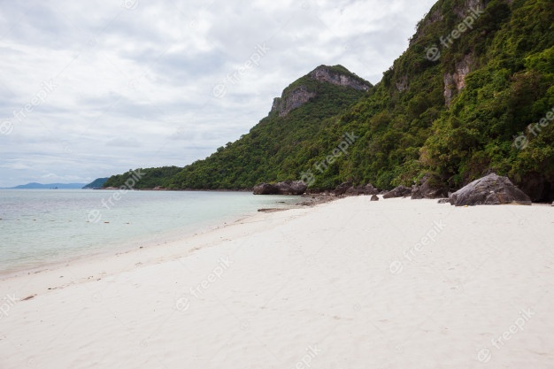 Beach on tropical island. clear blue water, sand, clouds. Free Photo