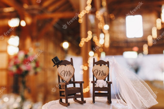 Wedding cake decor made in the for of two rocking chairs Free Photo