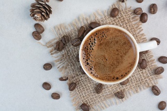 Coffee cup and coffee beans on sackcloth . high quality photo Free Photo