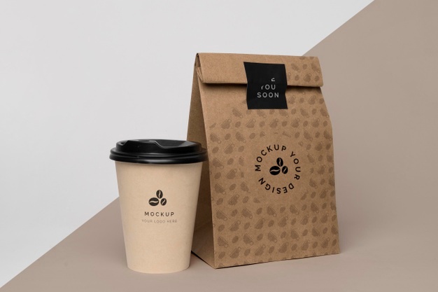 Paper bag with coffee mock up Free Psd