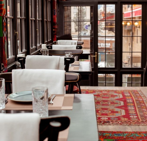 Restaurant with red carpet on the floor tables and chairs Free Photo