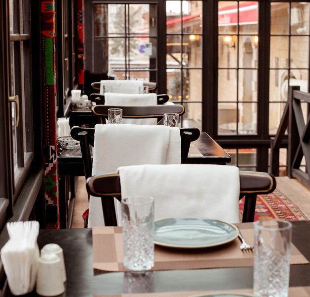 Restaurant with red carpet on the floor tables and chairs Free Photo