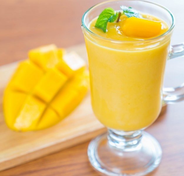 Fresh mango smoothie Free Photo