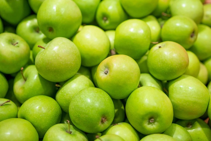 Green fresh apples as a background Free Photo