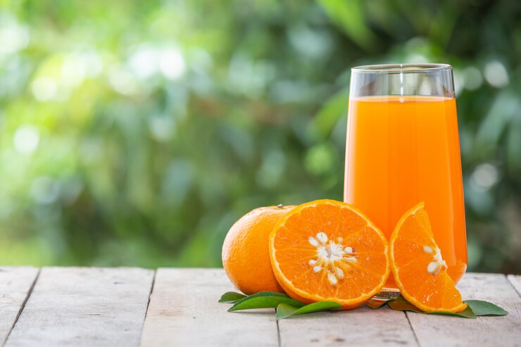 Orange juice in a jar with oranges Free Photo