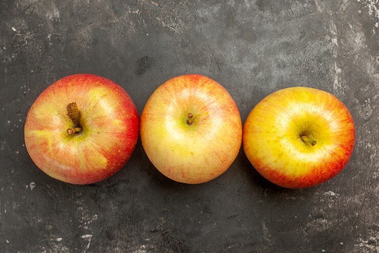 Top view fresh apples on dark background Free Photo