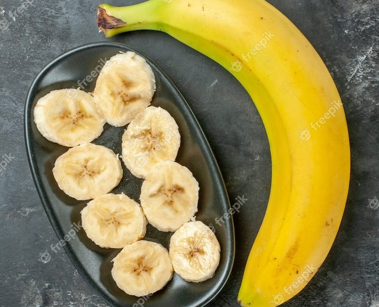 Vertical view of organic nutrition source fresh banana chopped and whole on dark background Free Photo Vertical view of organic nutrition source fresh banana chopped and whole on dark background Free Photo