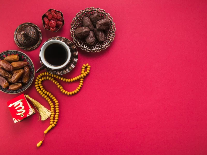 Coffee cup with dates fruit and beads Free Photo