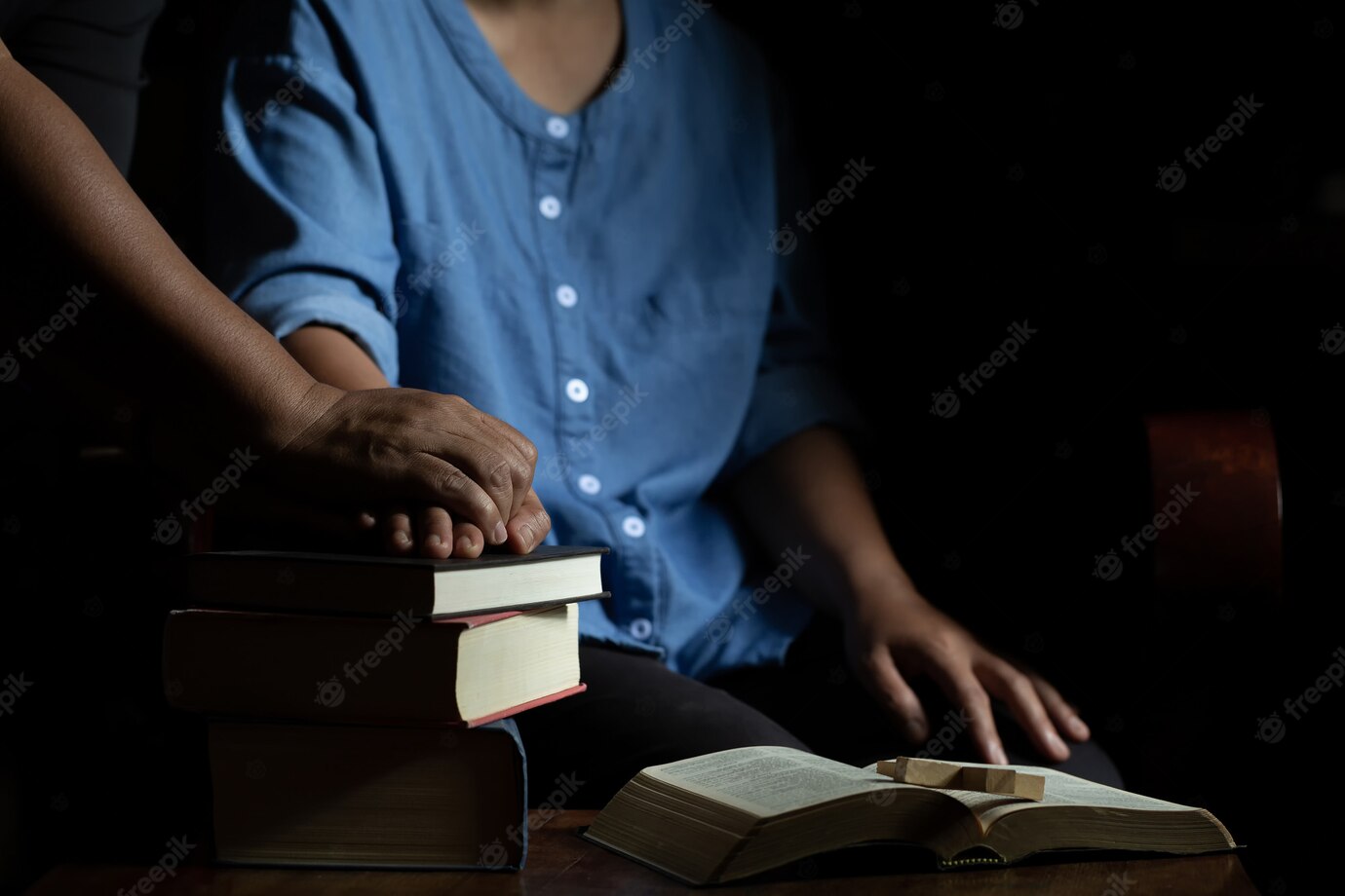 Family Group Are Praying Together Wooden Table 1150 17580