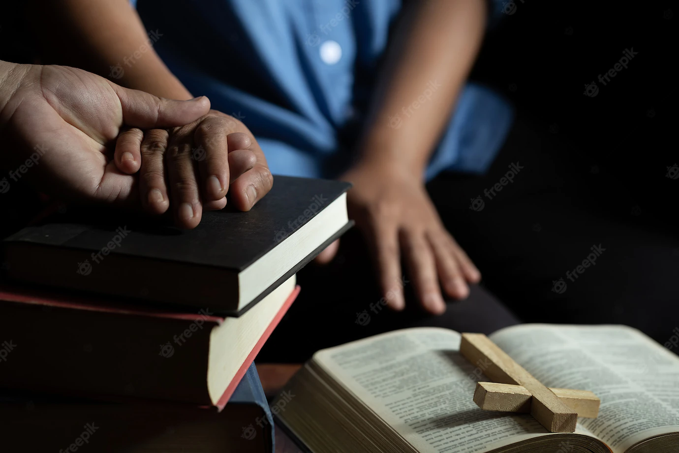 Family Group Are Praying Together Wooden Table 1150 17582