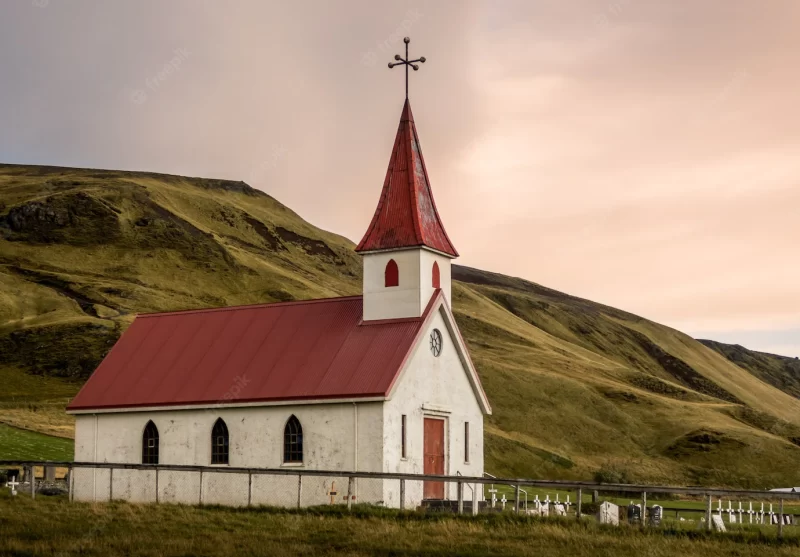 Little white church with a red roof reyniskyrka in vik iceland Free Photo