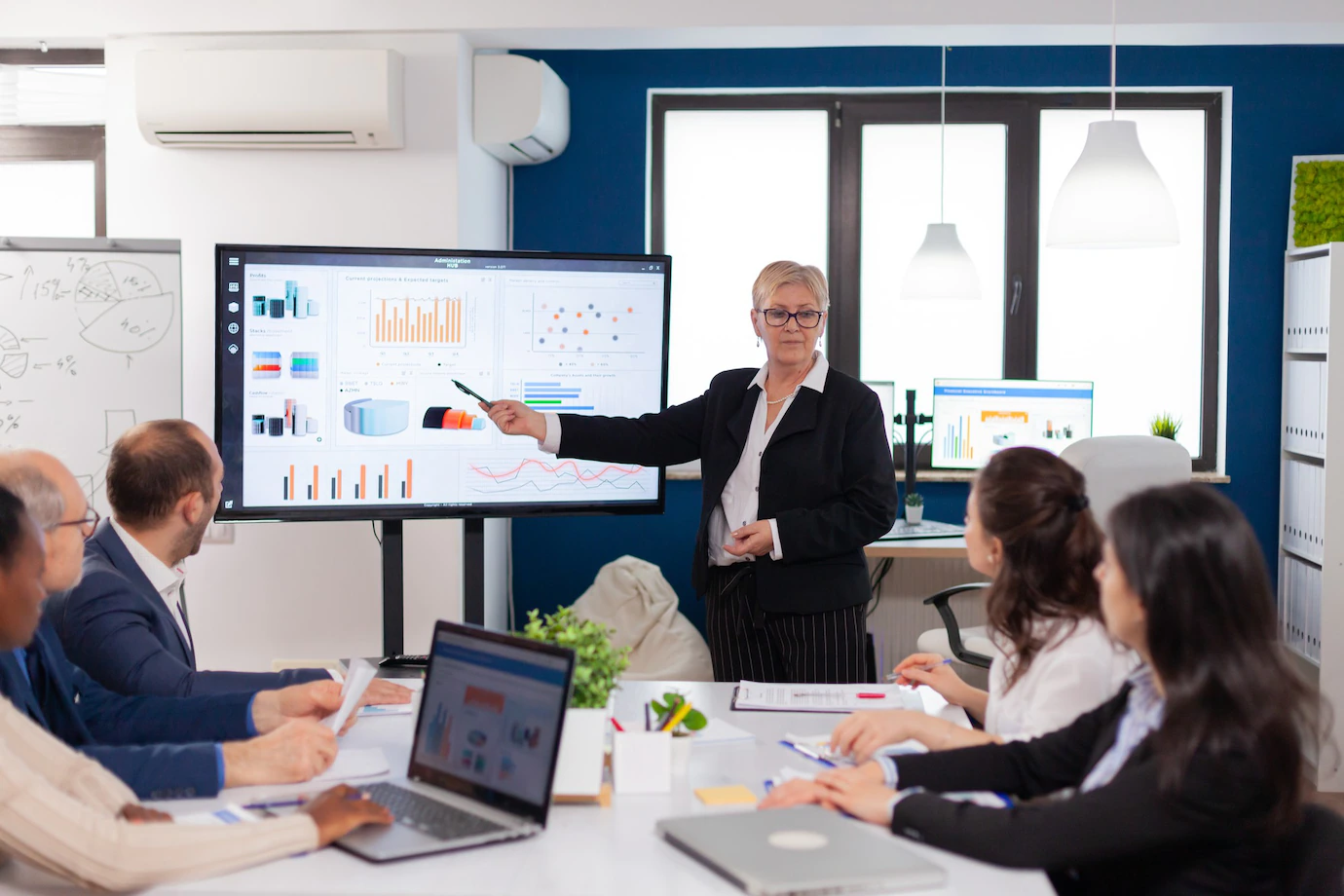 Senior Woman Company Leader Brainstorming Conference Room Corporate Staff Discussing New Business Application With Colleagues Looking Screen 482257 5125