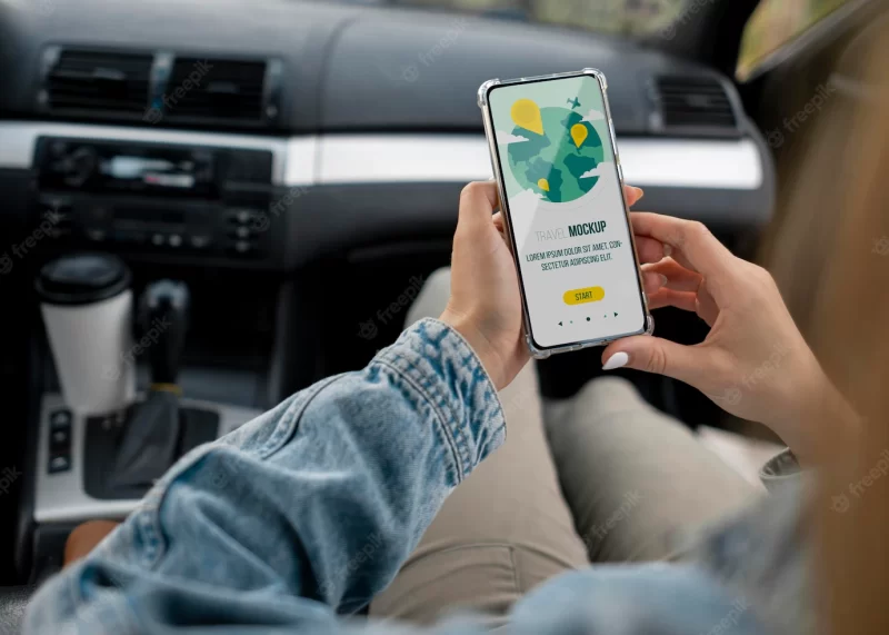 Traveler holding a mock-up smartphone Free Psd