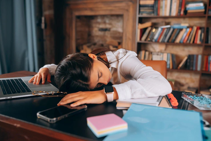 Young beautiful woman fell asleep at her desk Free Photo