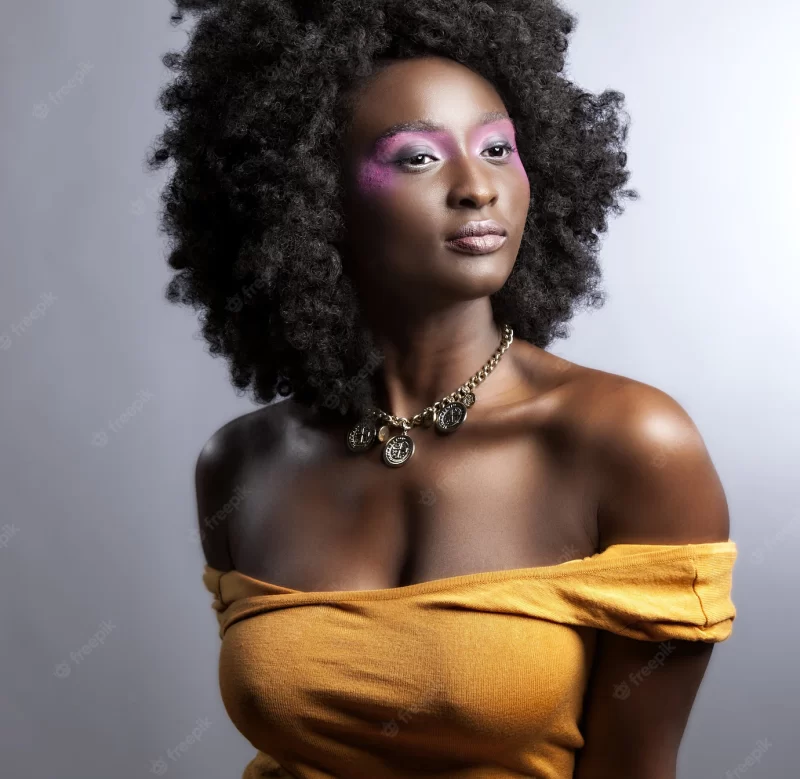 Beautiful african woman with big curly afro and flowers in her hair Free Photo