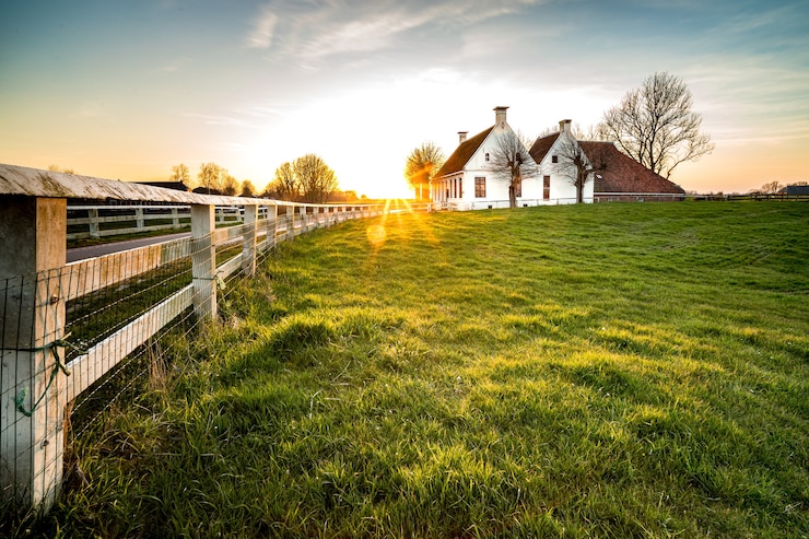 Beautiful Shot Fence Leading House Green Grass Area 181624 18255