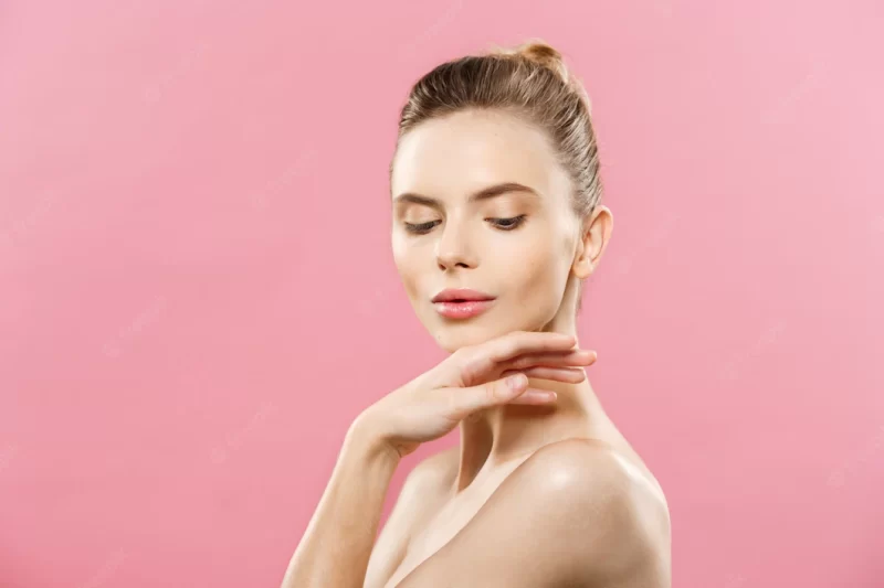 Beauty concept – beautiful caucasian woman with clean skin, natural make-up isolated on bright pink background with copy space. Free Photo