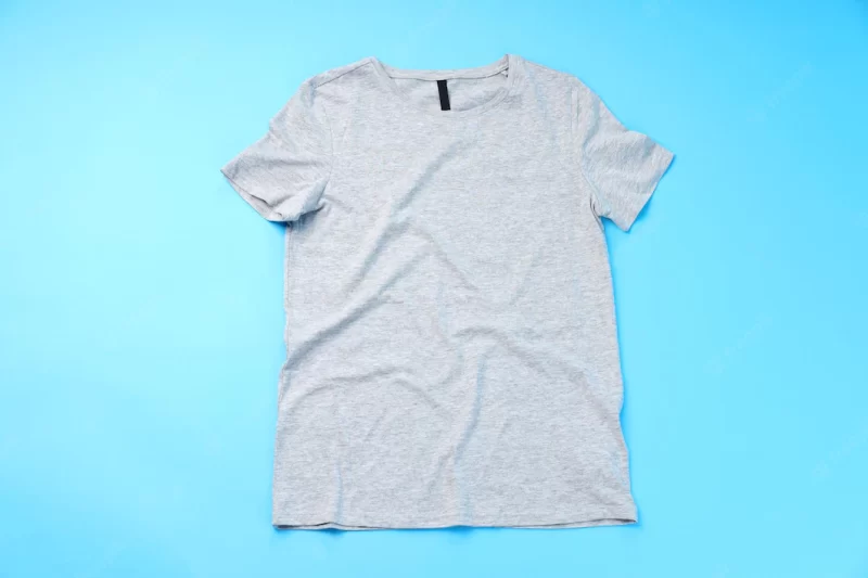 Blank gray t-shirt with space for print on blue background Free Photo