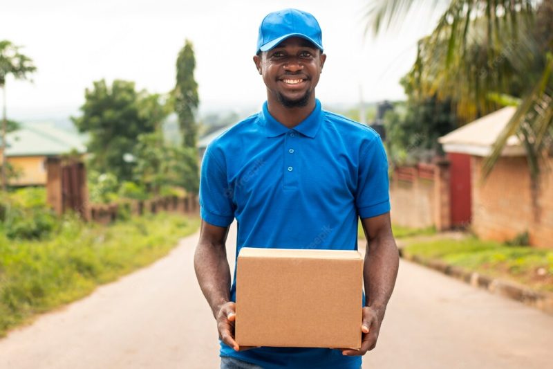 Close up on delivery person with parcel Free Photo