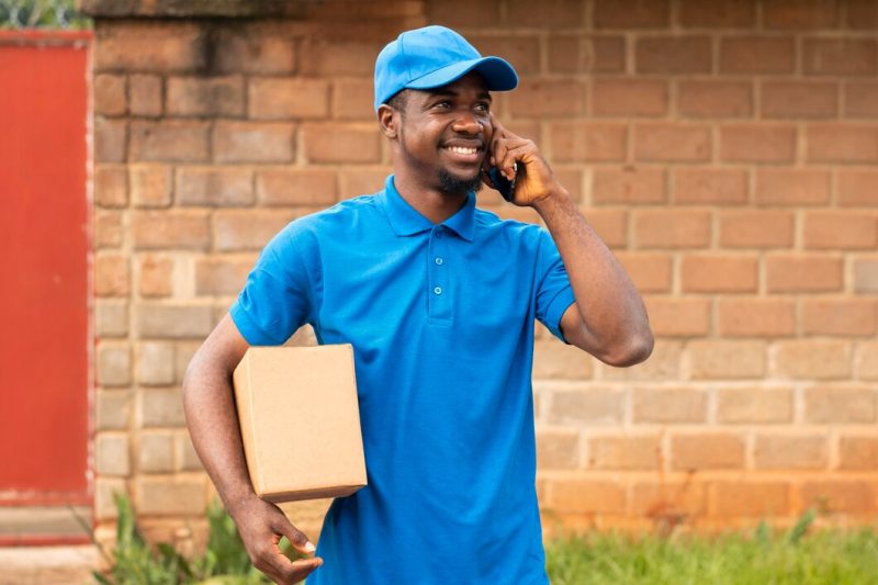 Close up on delivery person with parcel Free Photo