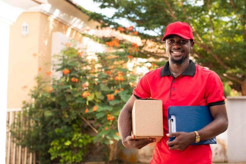 Close up on delivery person with parcel Free Photo