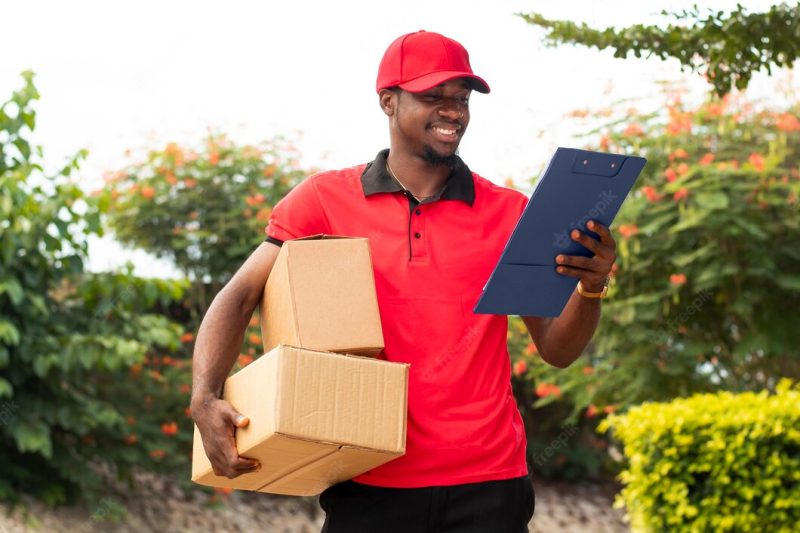 Close up on delivery person with parcels Free Photo