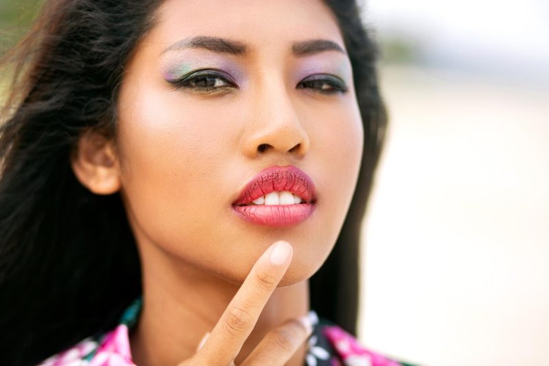 Close up portrait of sensual asian woman with bright make up, beauty skin, trendy look. Free Photo