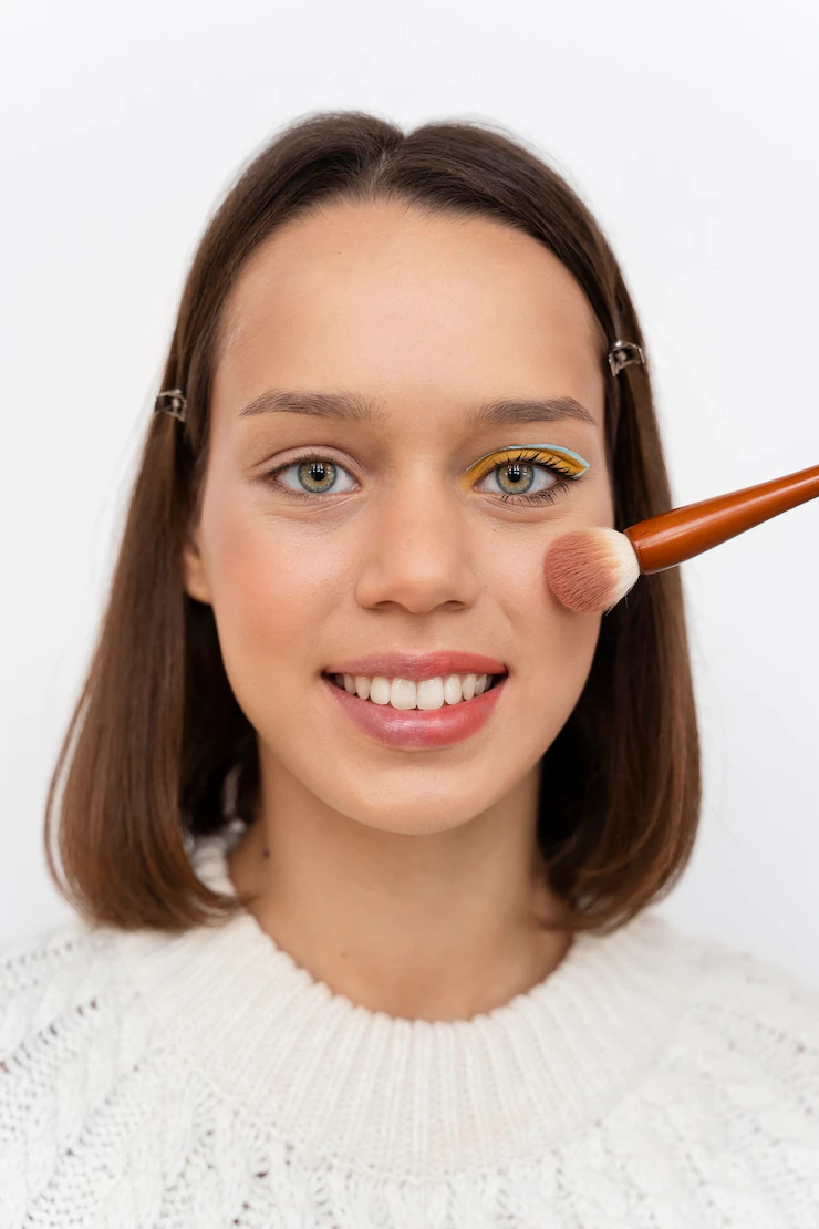 Close up smiley woman wearing make up Free Photo