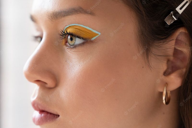 Close up woman wearing eye shadow Free Photo