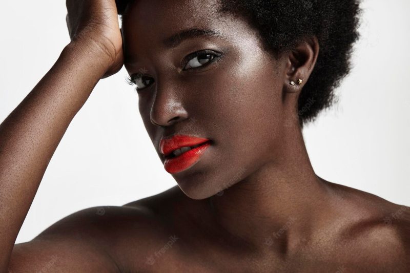 Closeup portrait of pretty black woman Free Photo