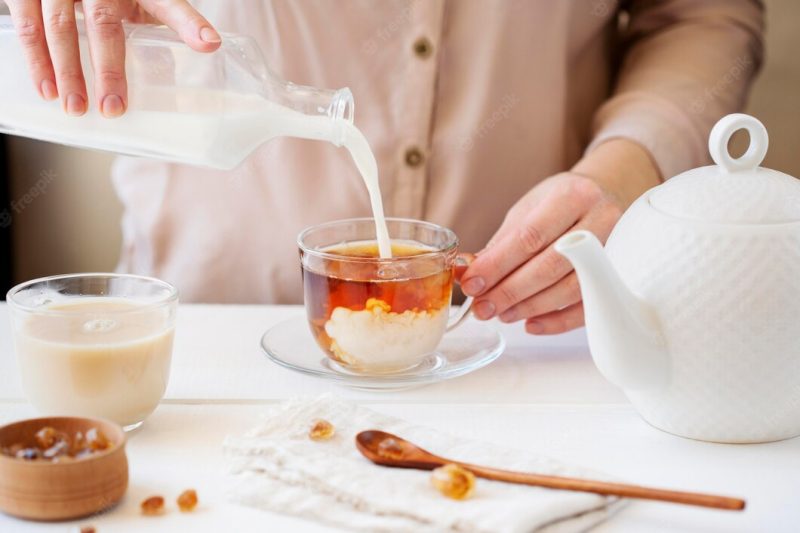 Front view of person preparing milk tea Free Photo