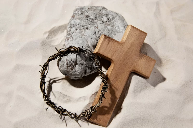 High angle wooden cross and crown of thorns Free Photo