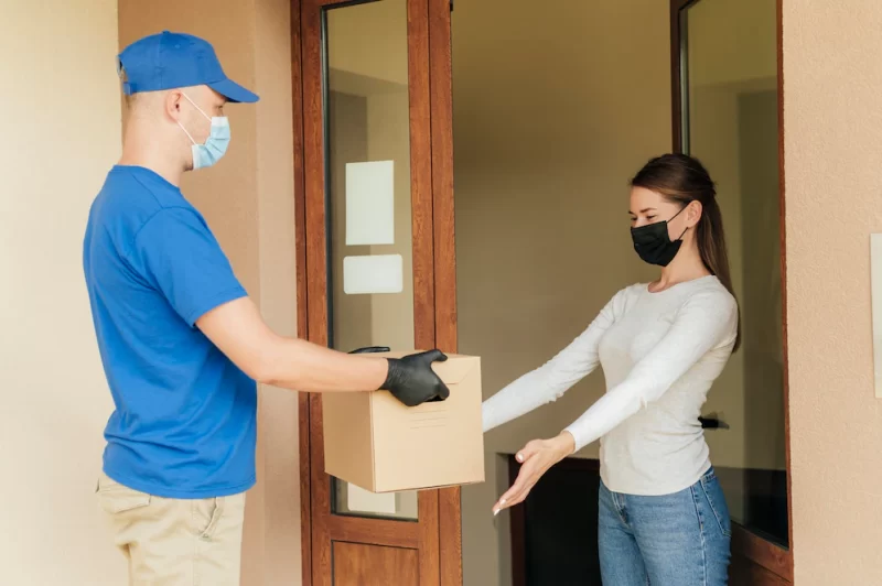 Medium shot man delivering box Free Photo