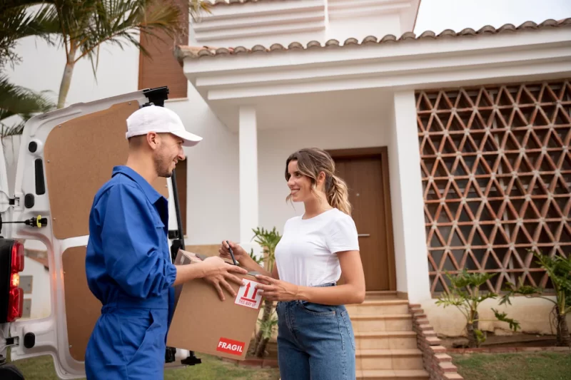 Medium shot man delivering box Free Photo