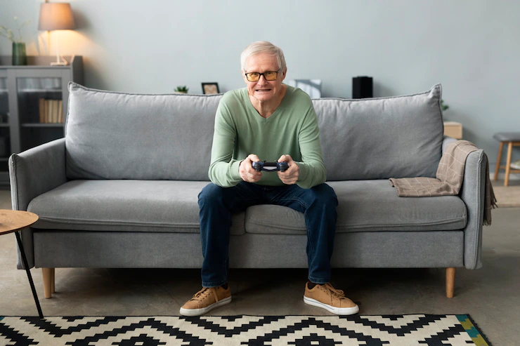 Senior man playing videogames Free Photo