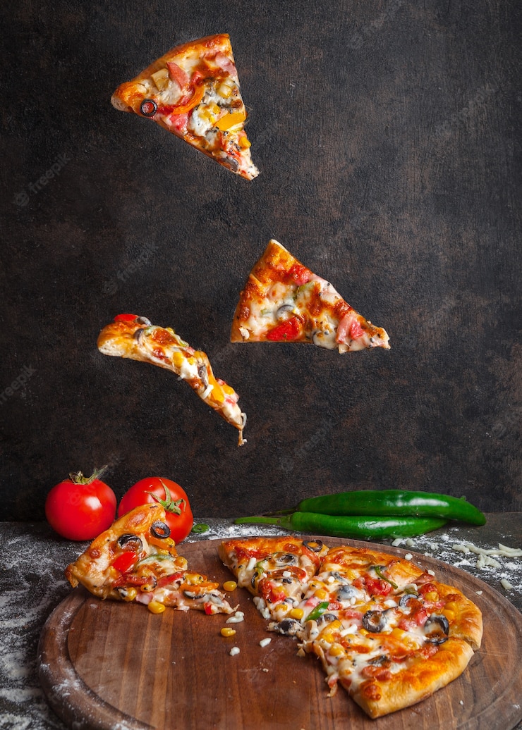 Side view pizza with pepper and tomato and pizza slices in board cookware Free Photo