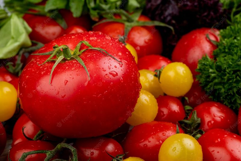 Side view of vegetables as spinach coriander and tomatoes Free Photo