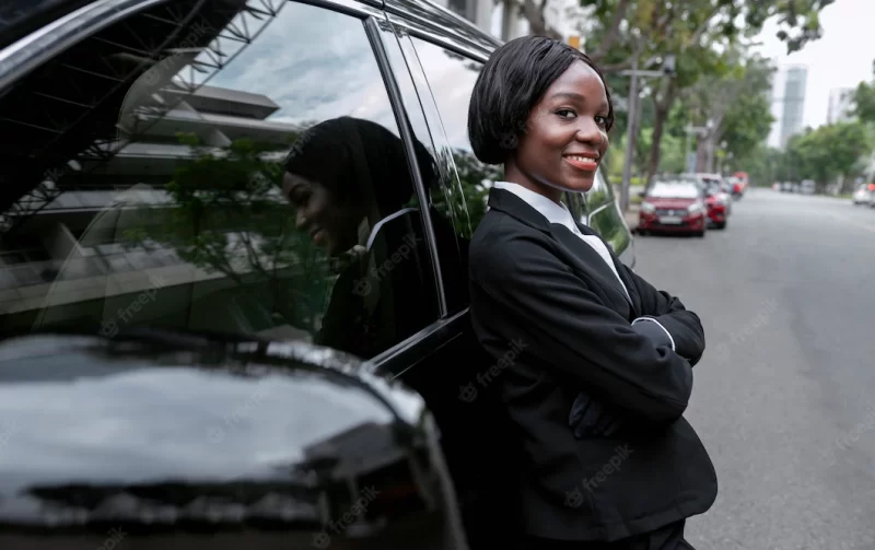 Taxi driver waiting for her client Free Photo