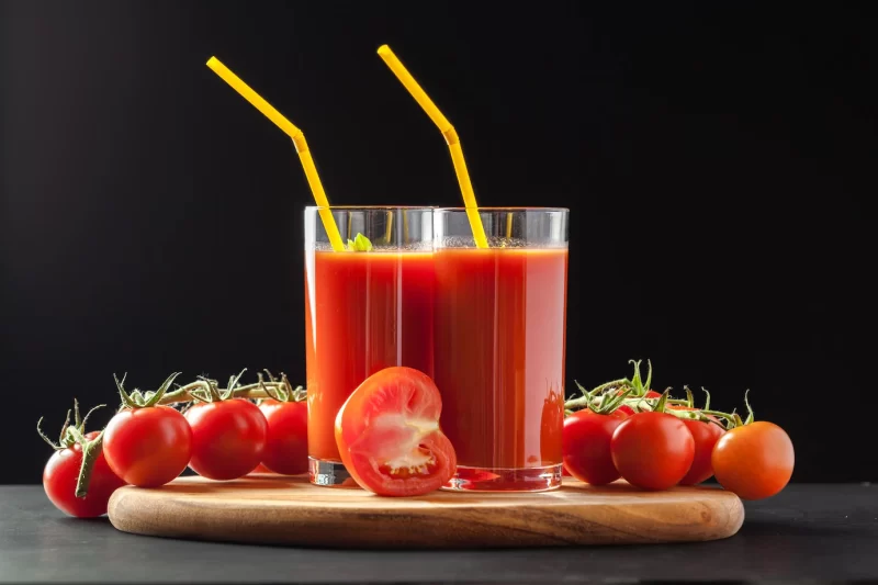 Tomato juice with tomatoes Free Photo