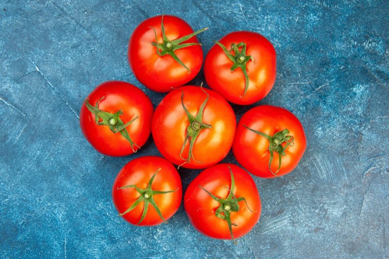 Top view fresh tomatoes on a blue table Free Photo