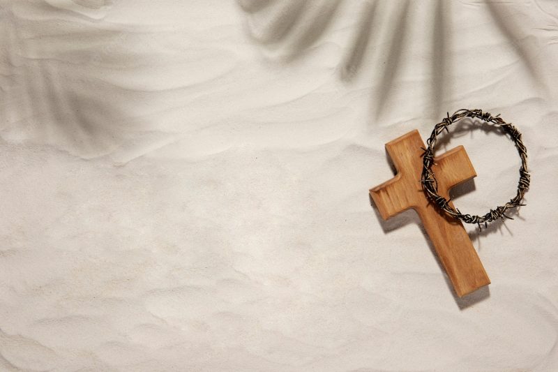 Above view wooden cross and crown of thorns Free Photo