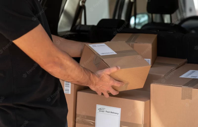 Young man delivering an order Free Photo