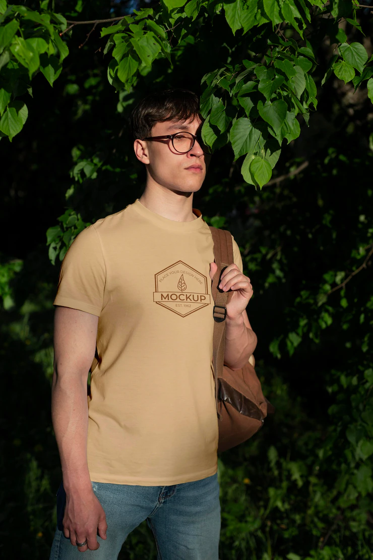 Young man wearing a mock-up t-shirt outdoors Free Psd