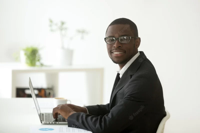 African-american smiling businessman in suit and glasses looking at camera Free Photo