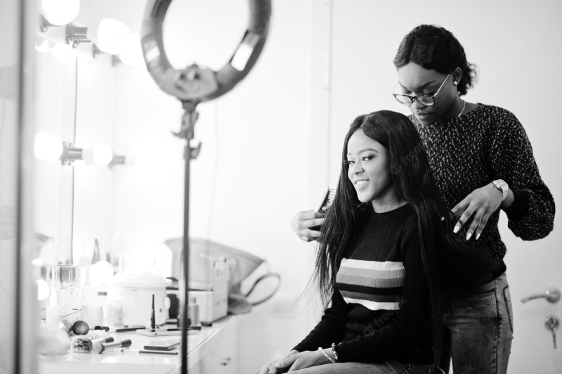 African american woman applying hairdresser or hairstylist at beauty saloon Free Photo